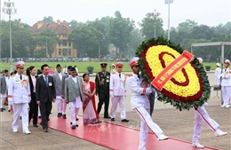 Thủ tướng Nepal và Phu nhân vào Lăng viếng Chủ tịch Hồ Chí Minh
