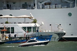 Tàu du lịch khổng lồ mất lái đâm vào bến tàu, ít nhất 4 người bị thương