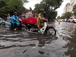 Mưa lớn bất ngờ gây ngập nhiều tuyến phố tại Hà Nội