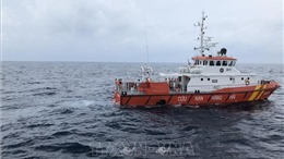 Cứu sống 2 thuyền viên bị suy kiệt, trôi dạt trên vùng biển Bến Tre