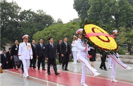 Thủ tướng Lào Thongloun Sisoulith đặt vòng hoa tại Đài tưởng niệm các Anh hùng liệt sỹ