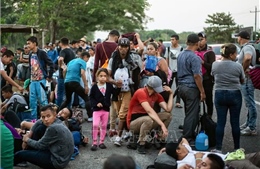 Hàng trăm người phong tỏa cửa khẩu giữa Mexico và Mỹ