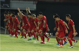 Đội tuyển Việt Nam làm quen với sân Kapten I Wayan Dipta