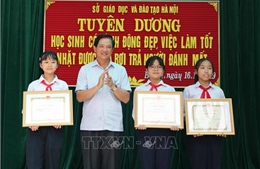 Biểu dương ba học sinh trả lại 50 triệu đồng cho người đánh rơi