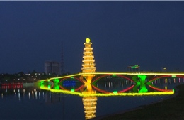Đưa vào sử dụng cầu đi bộ qua hồ công viên Văn Lang, Phú Thọ