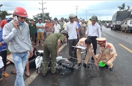 Bình Phước: Xe máy tông trực diện xe tải, 2 người chết, một người bị thương