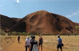 Du khách đổ xô lên núi thiêng Uluru ở Australia trước khi bị đóng cửa