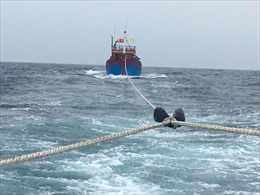Hải quân cứu tàu cá Phú Yên hỏng máy cùng 6 ngư dân trôi dạt trên biển