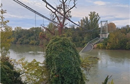 Cầu treo đổ sập, nhiều phương tiện bị rơi xuống sông Tarn, Pháp