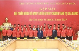 Thủ tướng Nguyễn Xuân Phúc: &#39;Cảm ơn các bạn vì tình yêu bóng đá, vì màu cờ sắc áo&#39;