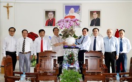 Lãnh đạo Bộ Nội vụ thăm, chúc mừng các giám mục, linh mục tại Tòa Giám mục Phú Cường