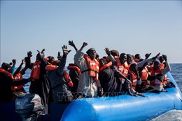 Italy cho phép trên 160 người di cư cập cảng