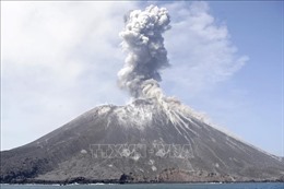 Núi lửa Anak Krakatau tại Indonesia phun trào