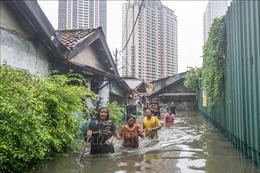 Nước dâng cao tới 4m do lũ lụt, ít nhất 4 người Indonesia thiệt mạng