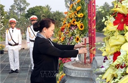 Chủ tịch Quốc hội Nguyễn Thị Kim Ngân dâng hương viếng Nghĩa trang Liệt sĩ tỉnh Bến Tre