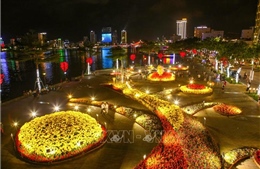 Người dân thành phố biển Đà Nẵng hân hoan chào đón giao thừa