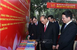 Thủ tướng thăm Triển lãm Sách kỷ niệm 90 năm Ngày thành lập Đảng