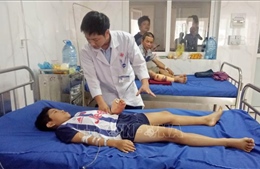 Đắk Lắk: Bé trai bị dập nát bàn tay vì sử dụng điện thoại khi đang sạc pin