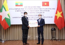 Trao tượng trưng quà của Việt Nam tặng Myanmar phòng, chống dịch COVID-19