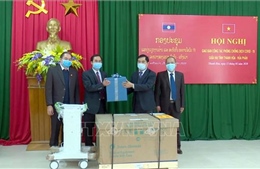 Tặng thiết bị, vật tư y tế cho Công an tỉnh Hủa Phăn - Lào phòng, chống dịch COVID-19