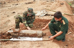 Đào đất, san nền phát hiện bom bi sót lại từ chiến tranh