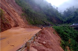 Mưa lũ kéo dài làm nhiều tuyến đường ở Quảng Nam sạt lở, ngập sâu