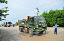 Xử lý nghiêm xe đầu kéo tự ý cắt nóc container chở quá tải