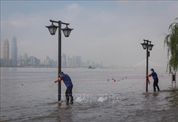 Sạt lở đất tạo một hồ chắn trên sông ở Hồ Bắc, Trung Quốc
