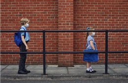 Anh nối lại hoạt động giáo dục giữa lúc số ca mắc COVID-19 gia tăng