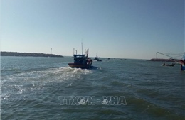 Hỗ trợ chủ tàu cá gặp nạn trên vùng biển Bến Tre