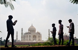 Ấn Độ mở cửa trở lại đền Taj Mahal giữa cao điểm dịch COVID-19