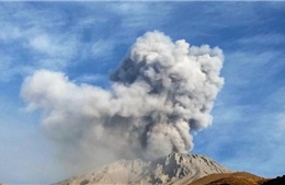Peru: Núi lửa Sabancaya hoạt động mạnh, phát tán tro bụi trong bán kính 20 km