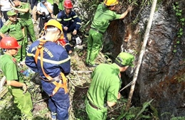 Đưa thi thể nạn nhân rơi xuống hang sâu gần 150 mét lên mặt đất