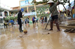 Quảng Bình huy động mọi lực lượng giúp dân dọn dẹp vệ sinh sau lũ lụt