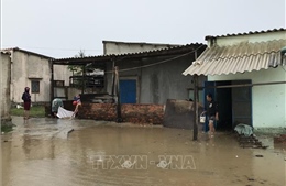 Hàng chục nhà dân tại Phú Yên bị tốc mái, mất điện diện rộng