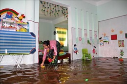 Trắng đêm cứu tài sản của nhà trường và học sinh trong mưa lũ