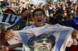 Hàng vạn người hâm mộ Argentina xếp hàng, tiễn biệt huyền thoại Maradona 