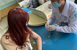 Hàng nghìn người xếp hàng chờ tiêm vaccine ngừa COVID-19 ở Bắc Kinh