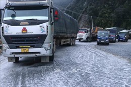 Mặt đường đóng băng gây nguy hiểm cho phương tiện tham gia giao thông