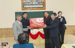 Phó Chủ tịch Thường trực Quốc hội thăm, tặng quà người dân Giáo xứ Đại Từ