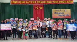 Tặng quà Tết cho các hộ chính sách và gia đình khó khăn ở Cần Thơ, Phú Yên