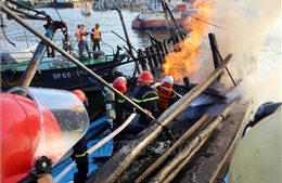 Phối hợp khống chế vụ cháy 3 tàu cá tại Âu thuyền Thọ Quang, Đà Nẵng