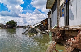 12 căn nhà bị sụp một phần do sạt lở trên sông Trà Nóc (Cần Thơ)