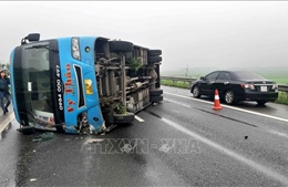 Xe khách bị lật trên cao tốc Nội Bài - Lào Cai