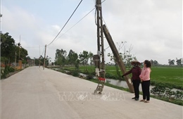 Xe chở đất gây đổ cột điện khiến gần 10.000 hộ dân mất điện