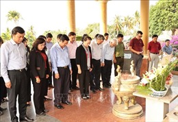 Chủ tịch Quốc hội dâng hương tưởng niệm Anh hùng LLVT nhân dân Phan Thị Ràng