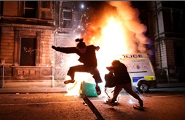Biểu tình biến thành đụng độ tại Anh khiến một số cảnh sát bị thương