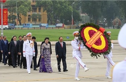 Đoàn Đại biểu Quốc hội vào Lăng viếng Chủ tịch Hồ Chí Minh