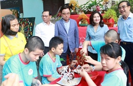 Lãnh đạo Bộ Lao động - Thương binh và Xã hội thăm, tặng quả trẻ em khuyết tật