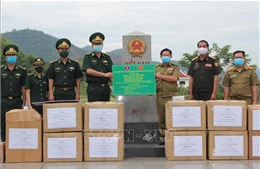 Trao tặng vật tư y tế hỗ trợ lực lượng vũ trang Lào phòng, chống dịch COVID-19